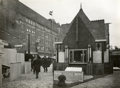 403208 Gezicht op het Vredenburg te Utrecht, tijdens een Jaarbeurs, met rechts een paviljoen van de asbest- en ...